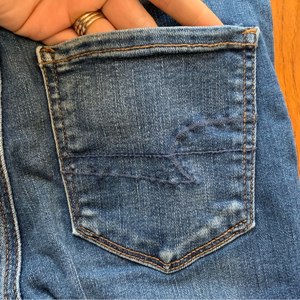 AE | medium wash distress hi-rise jeggings | Sz 2 Short - Picture 12 of 16